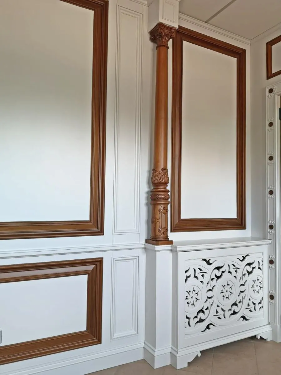 Colonna intagliata tra due specchiature di boiserie