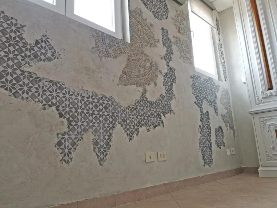 Soffitto decorato e boiserie in un ambiente storico