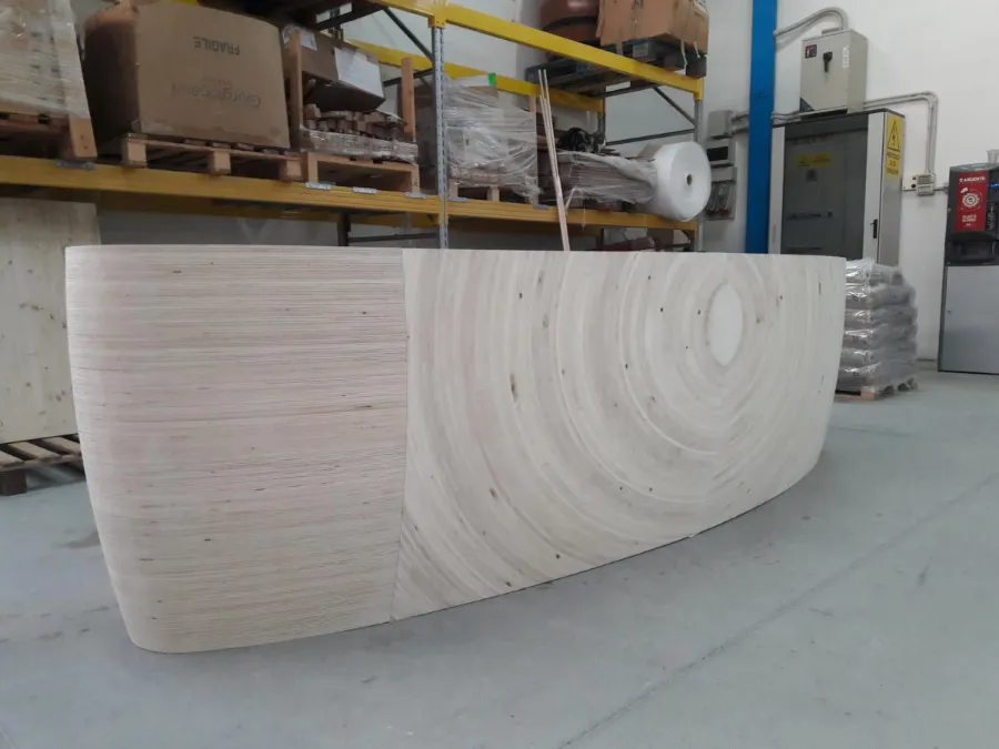 Elemento curvo in legno lavorato a controllo numerico