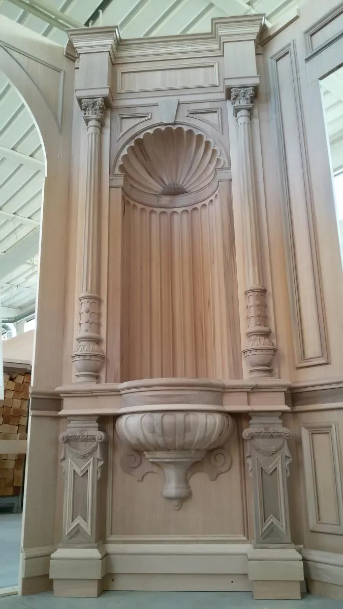Colonne e capitelli in legno grezzo pronti per la finitura