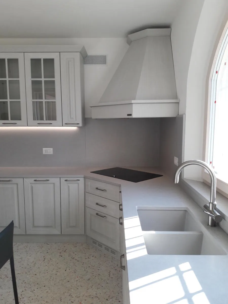 Cucina bianca su misura con cappa integrata