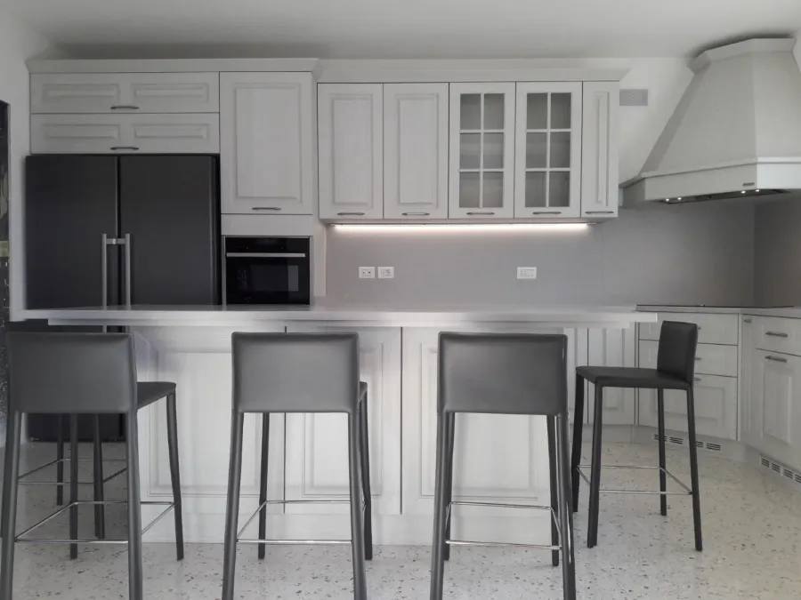 Cucina su misura laccata con penisola e sgabelli