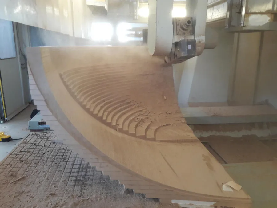 Cupola in legno curvato in costruzione