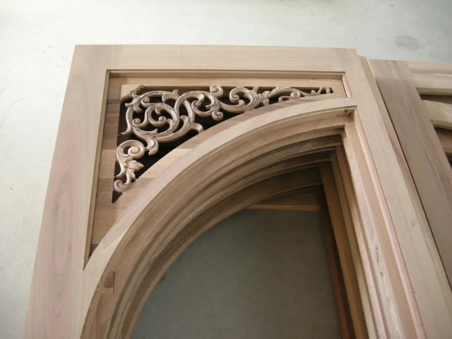 Arco traforato intagliato in legno