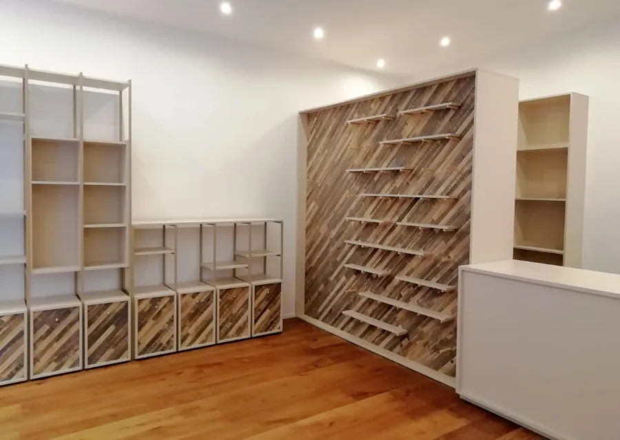 Libreria e armadiature su misura in legno chiaro