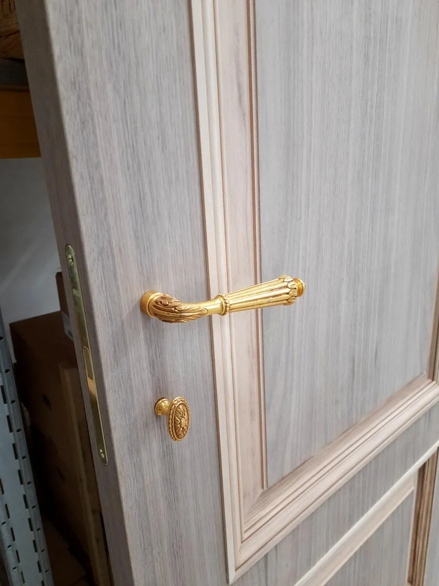 Porta interna su misura con cornici e maniglia in ottone