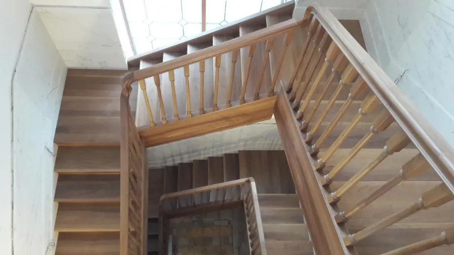 Scala in legno su misura con parapetto a stecche verticali