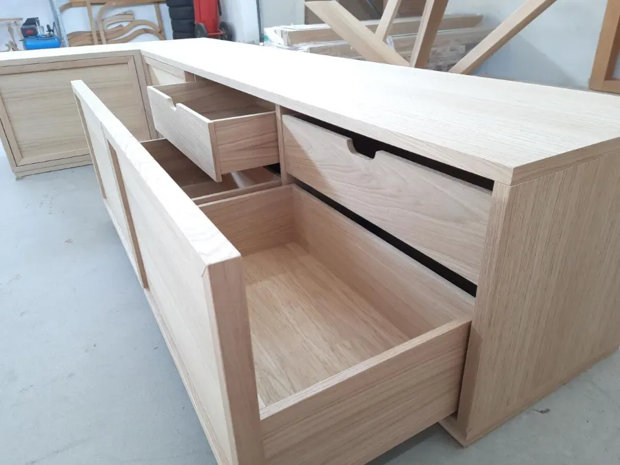 Cassettoni in legno chiaro in lavorazione