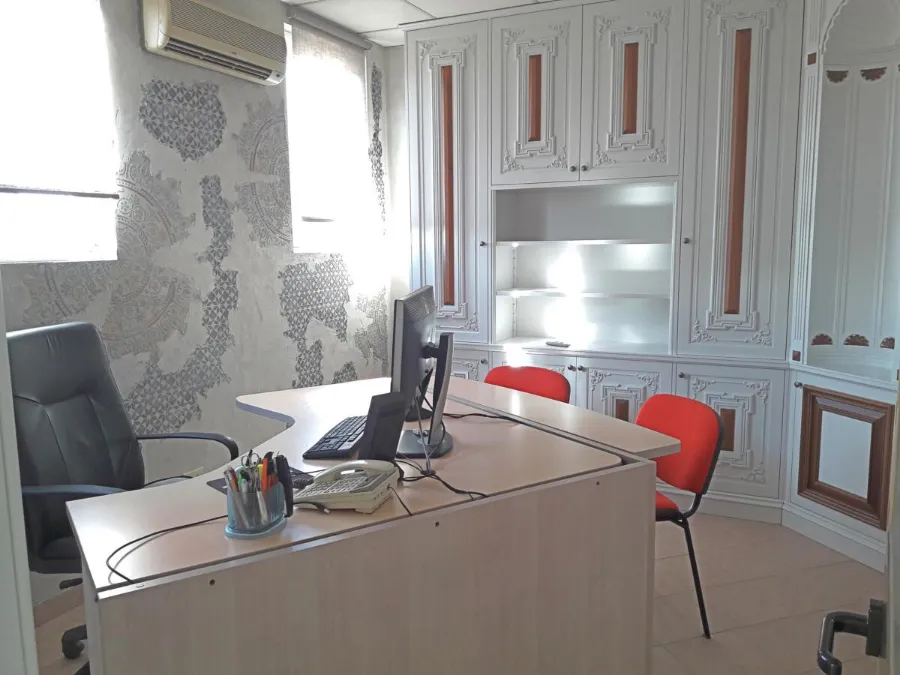 Arredo su misura per ufficio con boiserie e scrivania