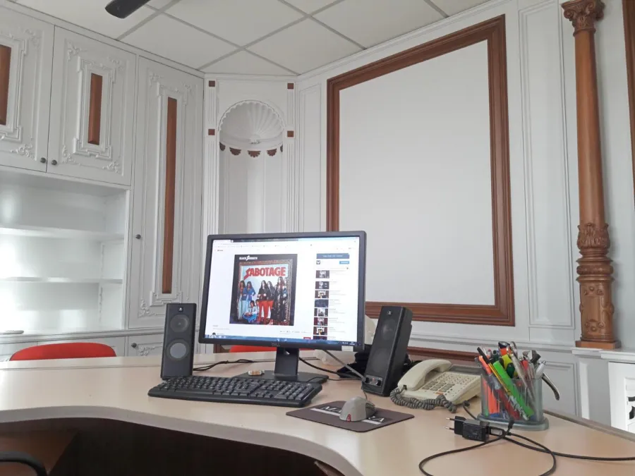 Arredo ufficio su misura con scrivania e boiserie
